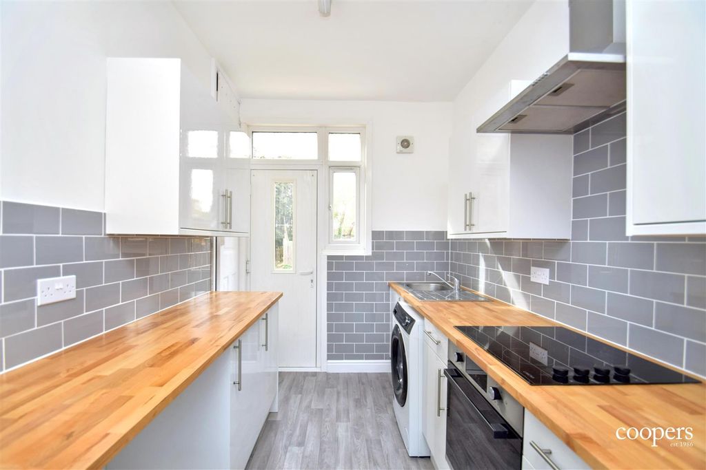 Property photo 2 of 8 Kitchen