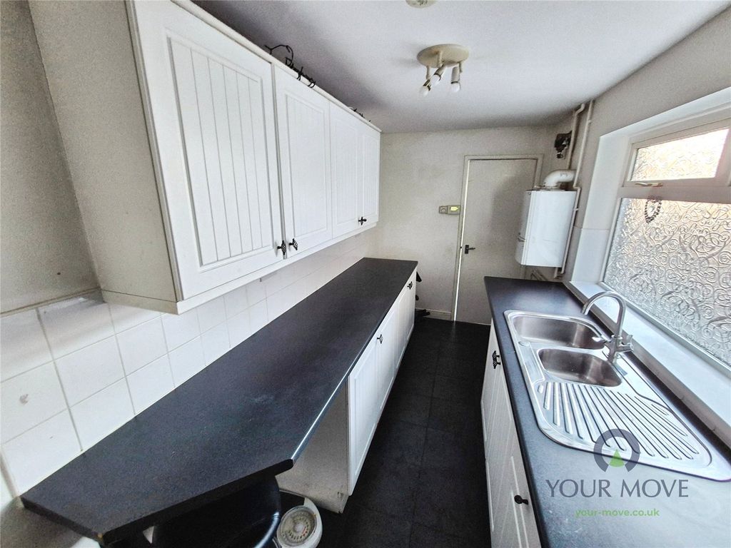 Property photo 3 of 8 Kitchen