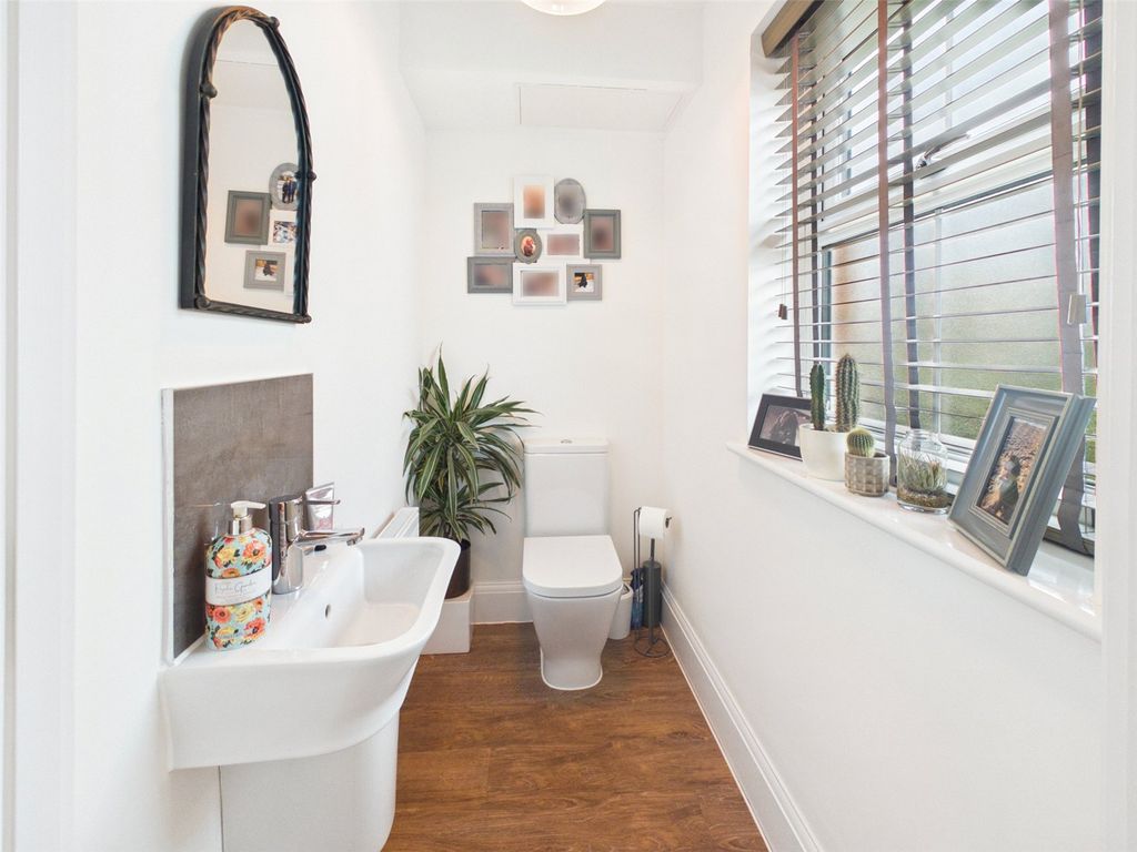 Property photo 3 of 24 Cloakroom