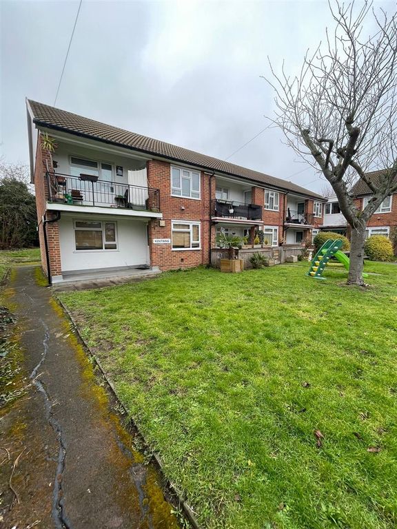 Property photo 1 of 6 Priory Close N14