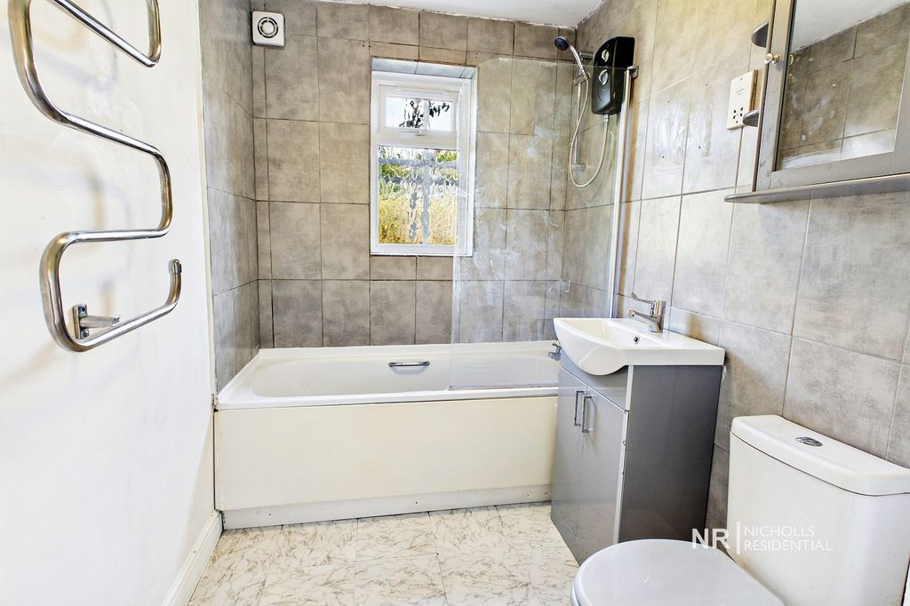 Property photo 3 of 7 Bathroom