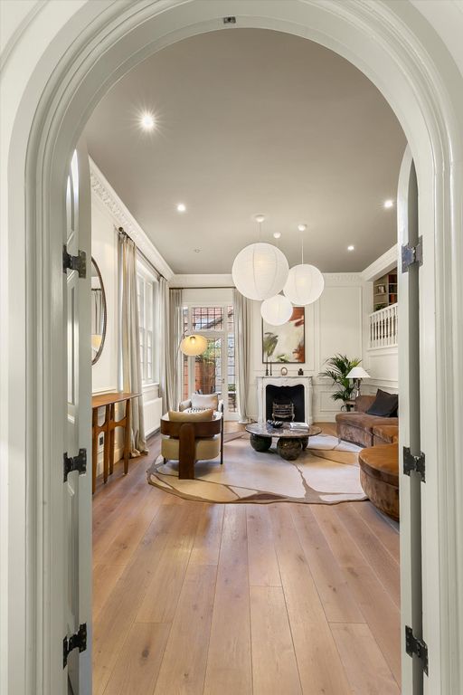 Property photo 2 of 33 Image