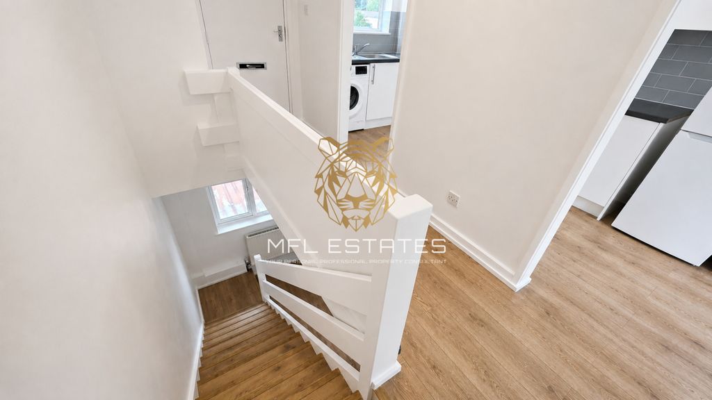 Property photo 1 of 12 Spacious 3 Bedroom Split Level Maisonette To Rent In Catford Se6 | 2 Bathrooms | Close To Catford & Catford Bridge Stations