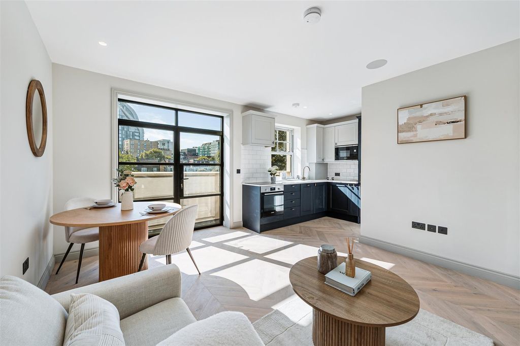 Property photo 3 of 11 Flat 6, 63 Gordon Road-2.Jpg