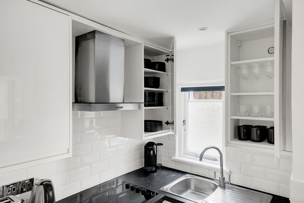 Property photo 3 of 7 Kitchen