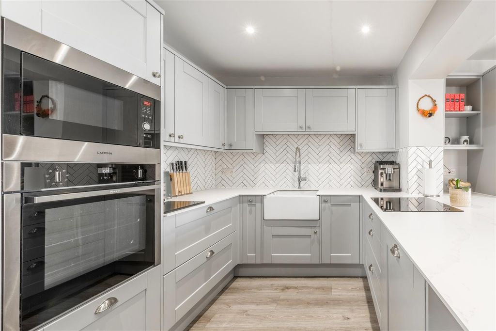 Property photo 3 of 25 20 Grinstead Lane-3.Jpg