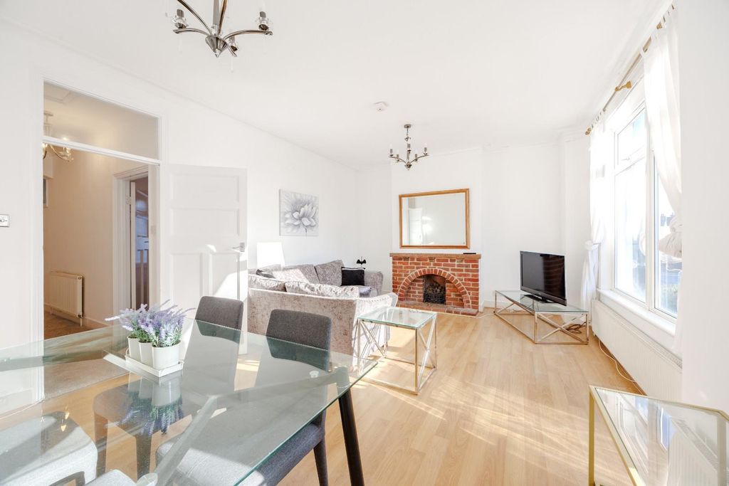 Property photo 3 of 18 Lounge