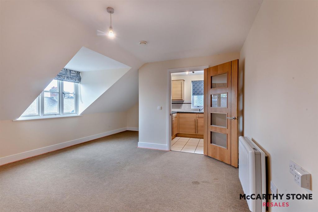 Property photo 3 of 18 8596902-Interior04-800.Jpg
