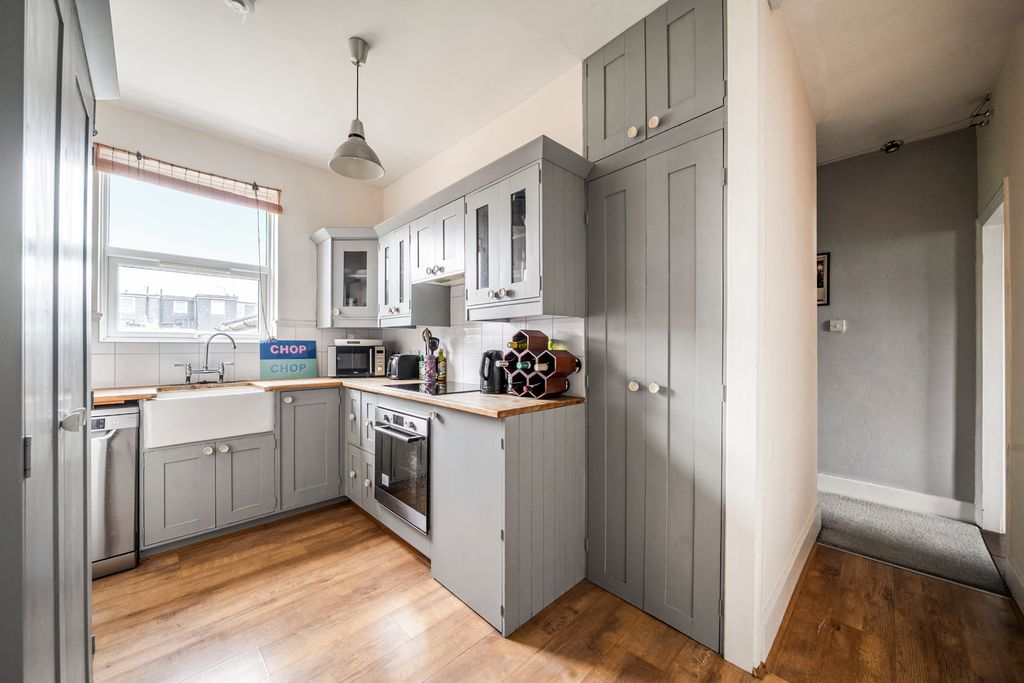 Property photo 3 of 10 Kitchen