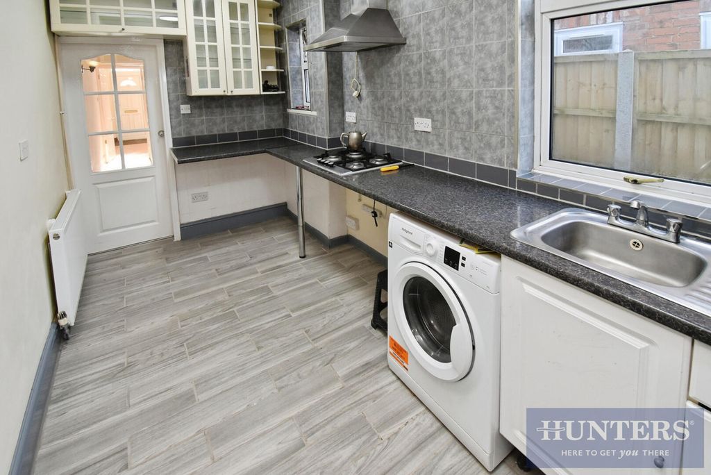 Property photo 3 of 10 Kitchen