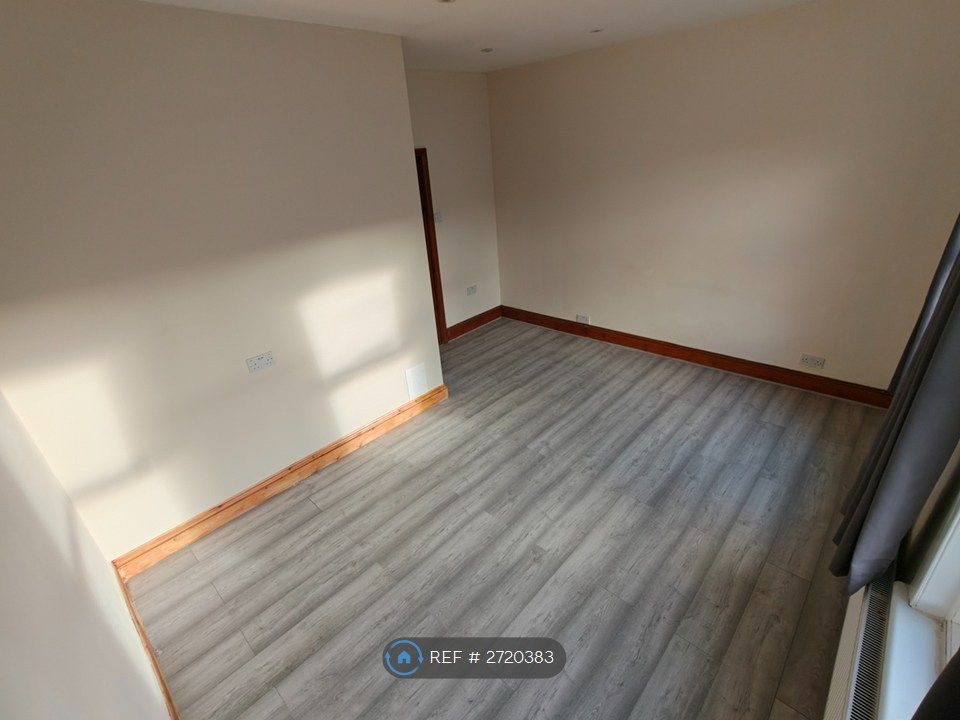 Property photo 2 of 11 Main Bedroom