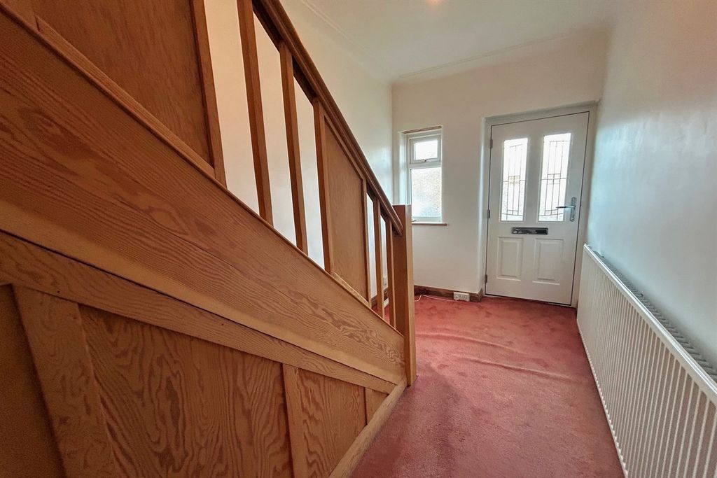 Property photo 2 of 17 Entrance Hallway