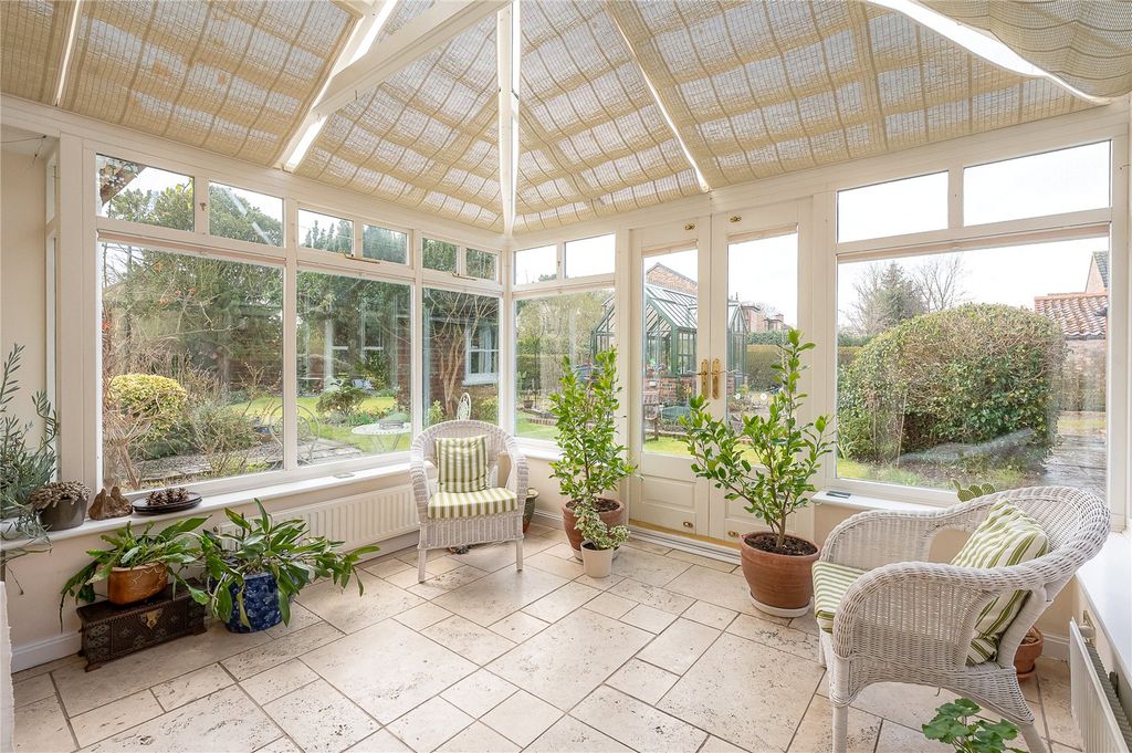 Property photo 2 of 18 Conservatory