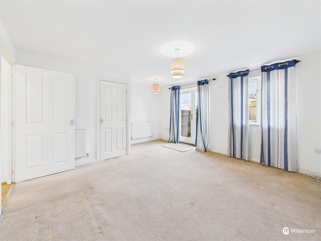 Property photo 3 of 17 Lounge