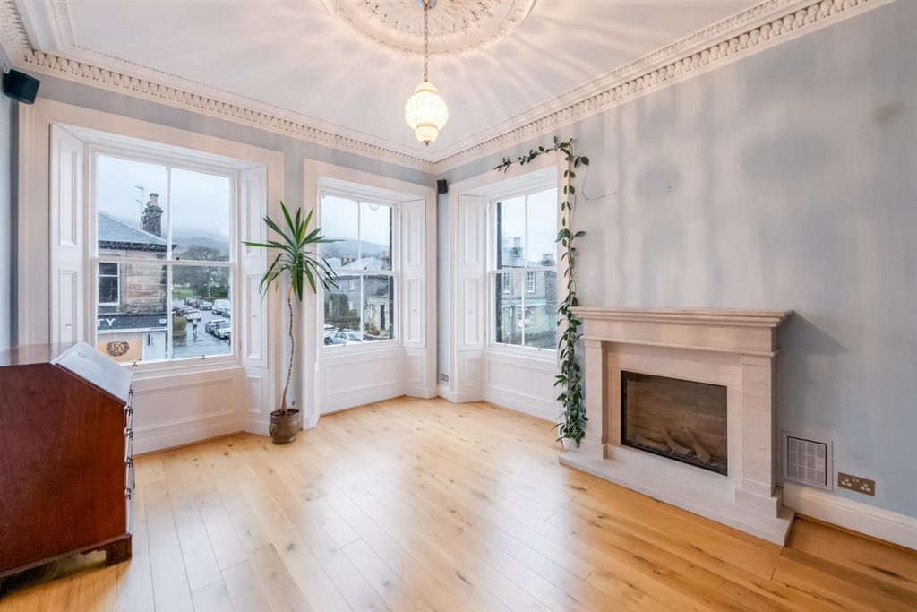 Property photo 2 of 27 Lounge