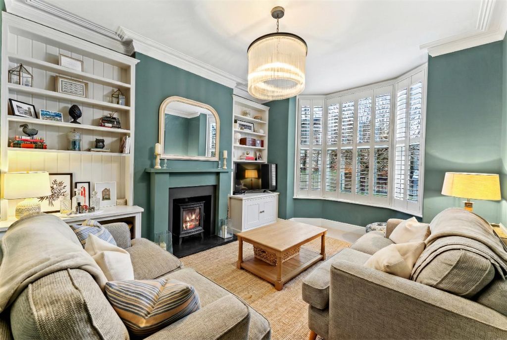 Property photo 2 of 41 Lounge