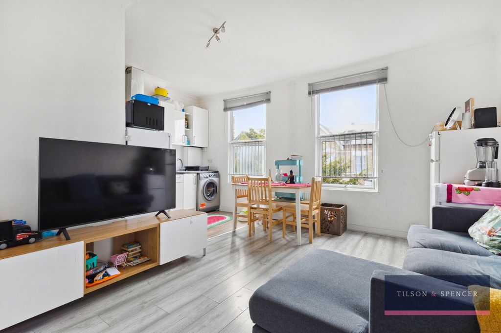 Property photo 1 of 14 090420255_Tils_26B Grove Park Road _N15 4Sn_017_Wm