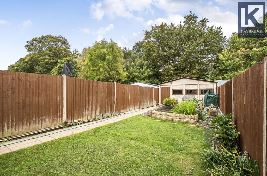 Property photo 3 of 14 Stoneleigh Avenue Kt4 8Yb