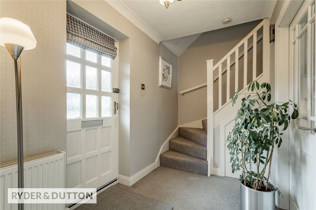 Property photo 3 of 32 Entrance Hall