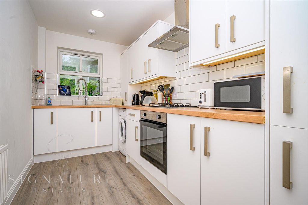 Property photo 2 of 9 Kitchen