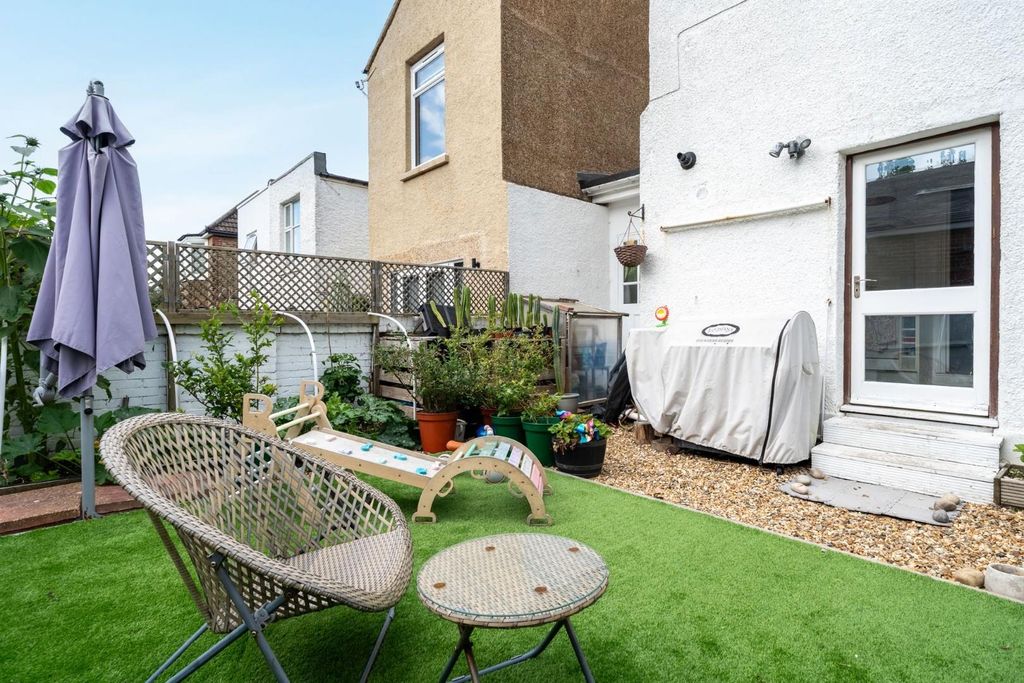Property photo 3 of 26 25-Web-Or-Mls-Flat 1 - 61 Wilbury Crescent Finishe