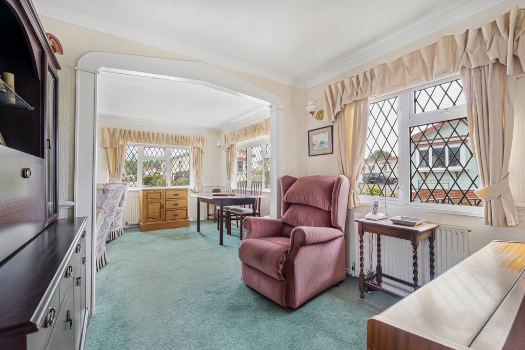 Property photo 2 of 17 Dining Room (2)