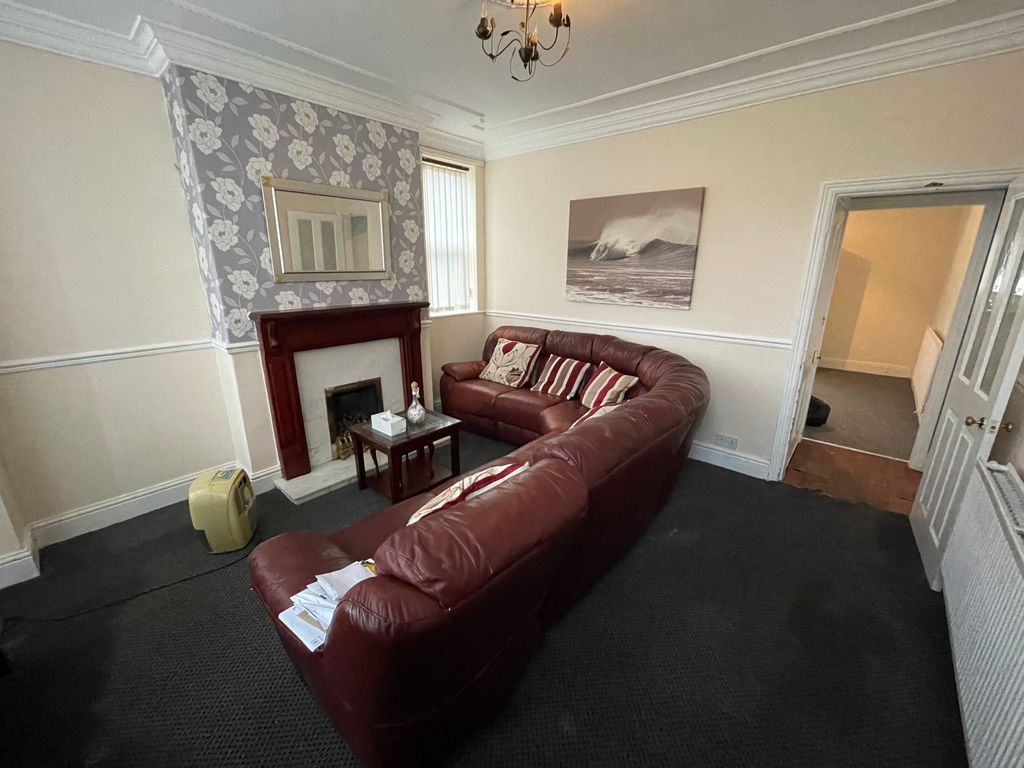 Property photo 1 of 13 Lounge