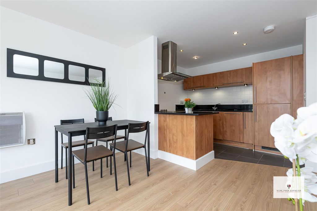 Property photo 3 of 19 Regents Park Road 10@208-005 Hr - Hpa.Jpg