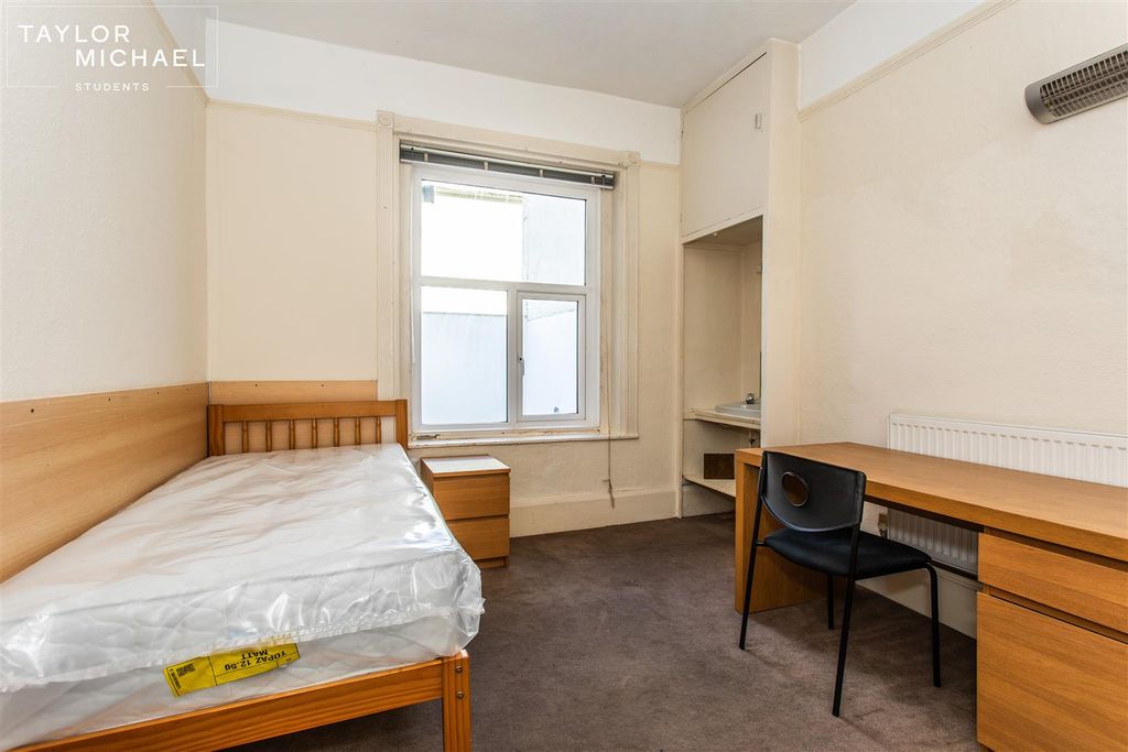 Property photo 1 of 11 Room