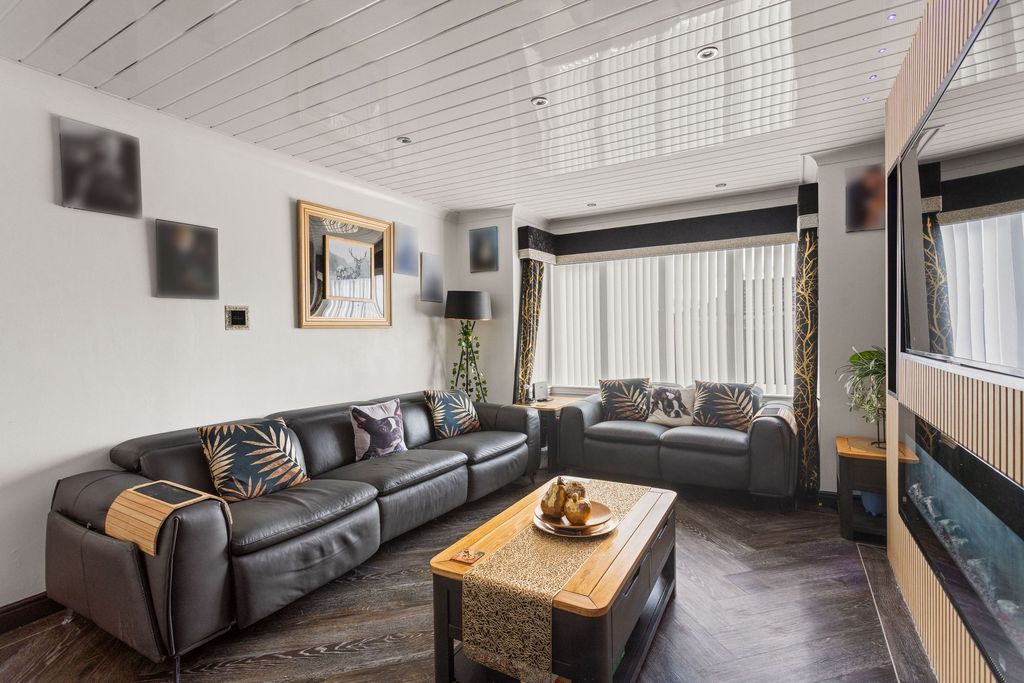 Property photo 3 of 39 Lounge