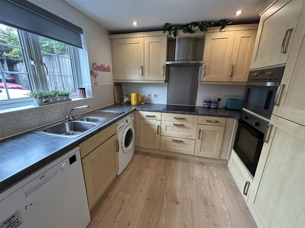 Property photo 3 of 10 Kitchen