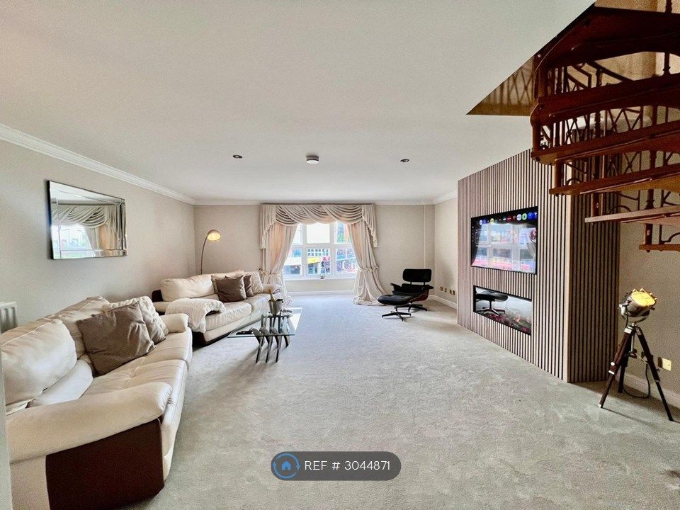 Property photo 3 of 16 Stylish Lounge