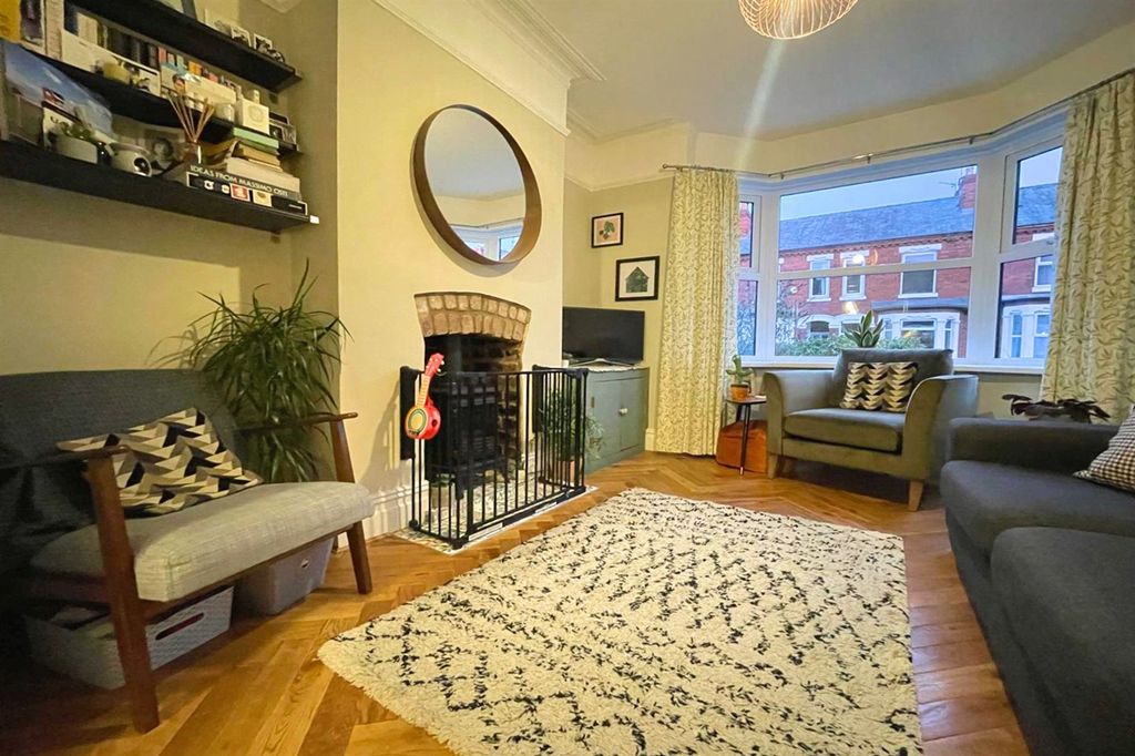 Property photo 3 of 19 Lounge