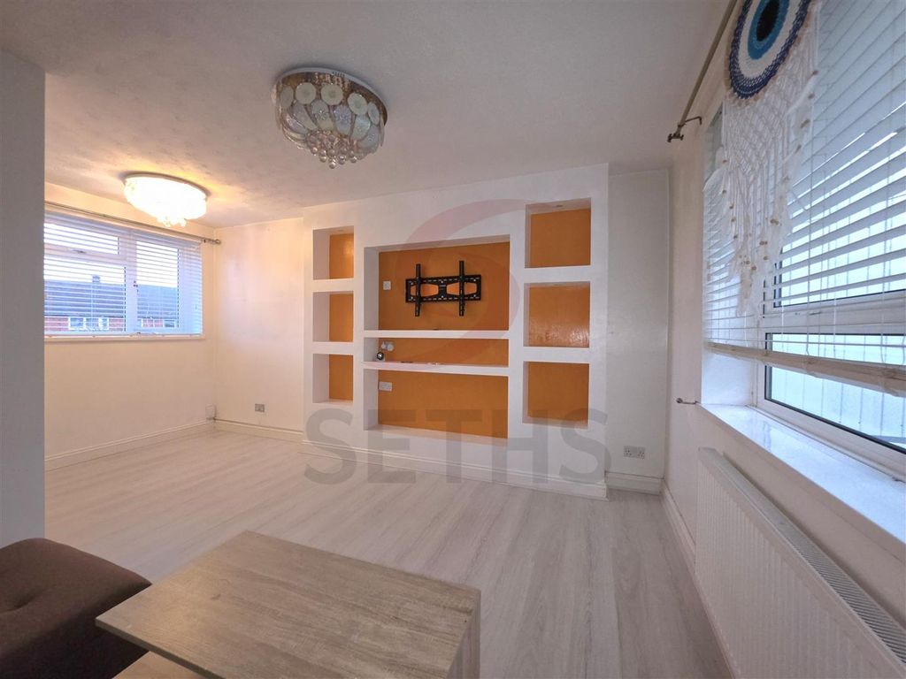 Property photo 3 of 12 Lounge