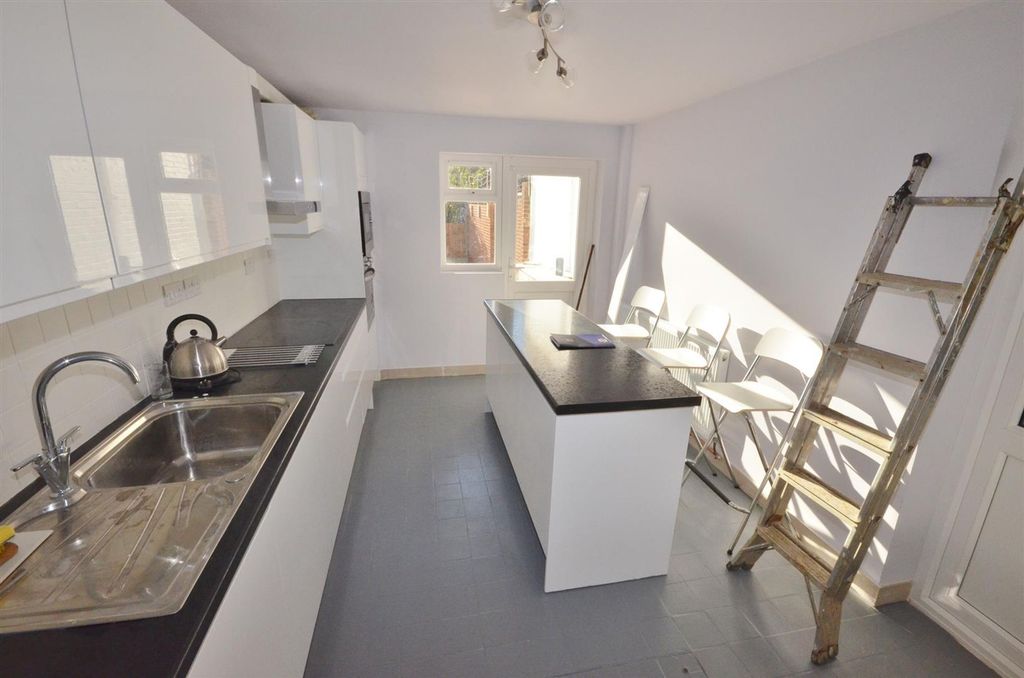 Property photo 3 of 12 Kitchen