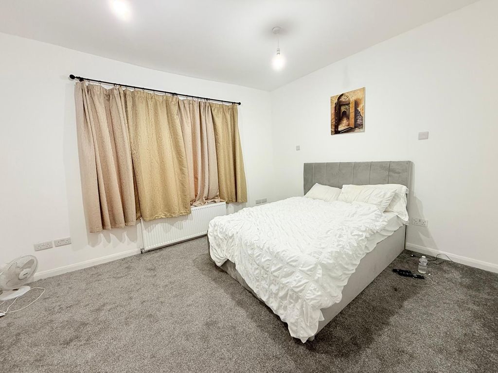 Property photo 1 of 7 One Bedroom Flat Close To Ilford Station-