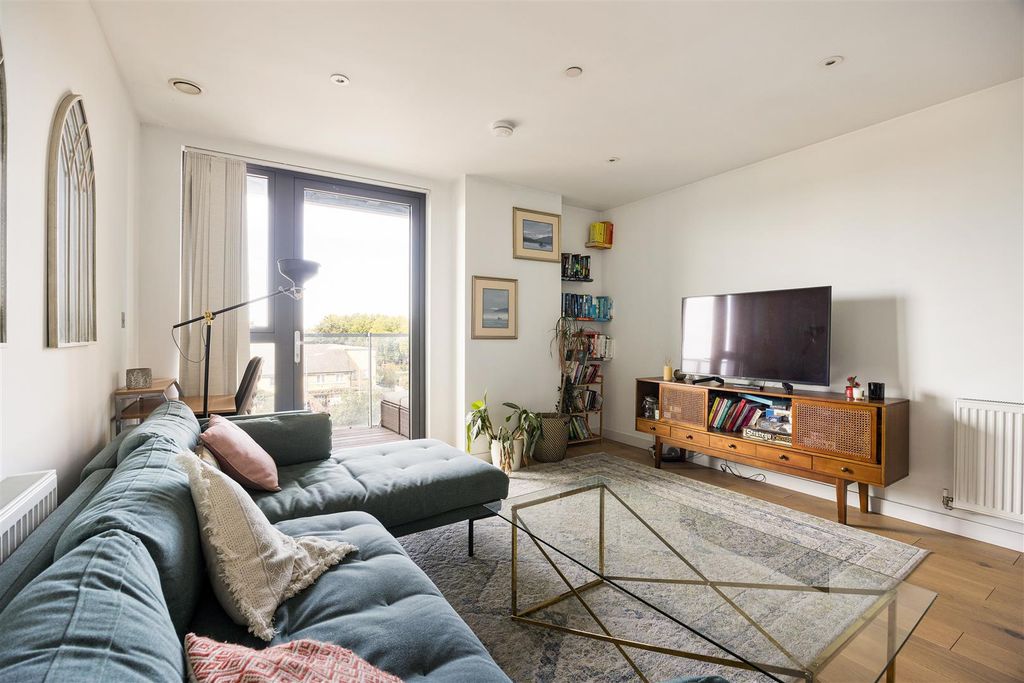 Property photo 2 of 19 Hoe Street, E17