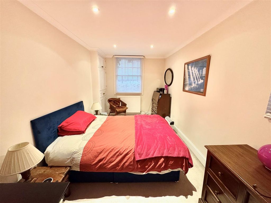 Property photo 2 of 6 Bed.Jpg