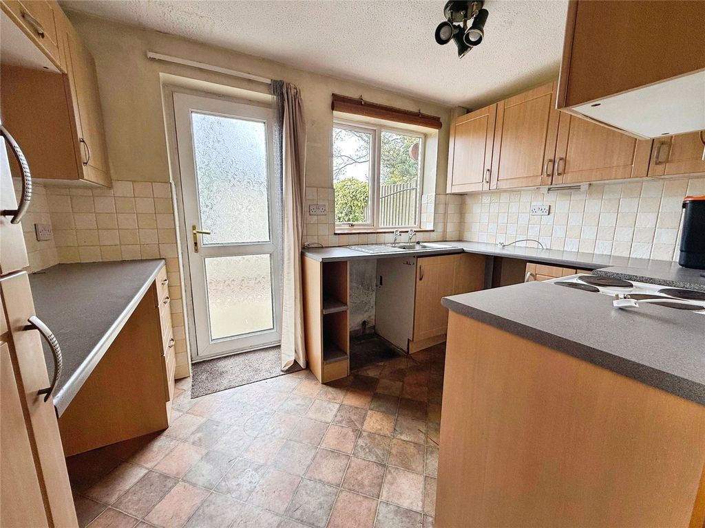 Property photo 3 of 11 Kitchen