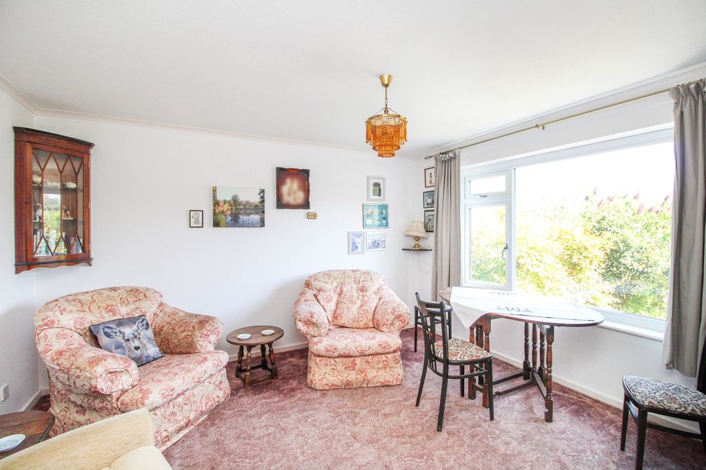 Property photo 2 of 12 Lounge