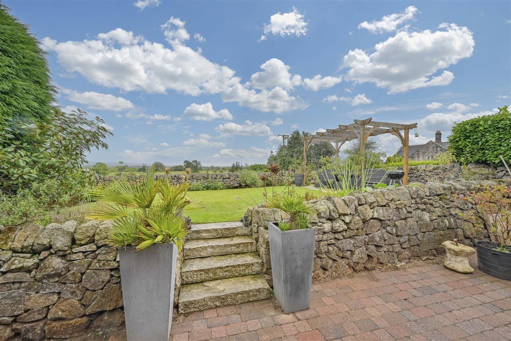 Property photo 2 of 48 Gardens