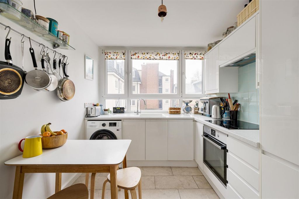 Property photo 2 of 29 Roman Road E2