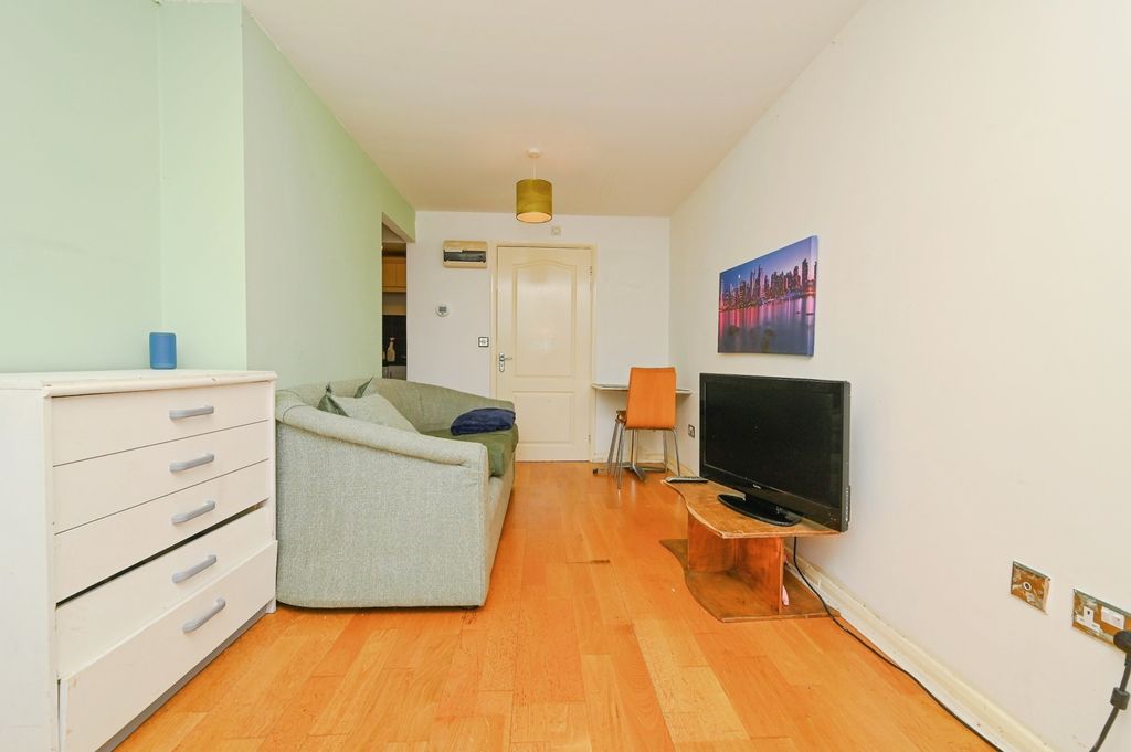 Property photo 3 of 8 Lounge