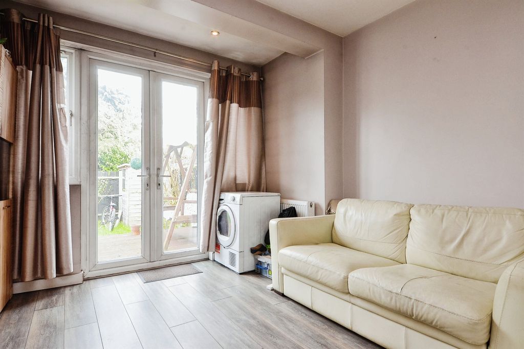 Property photo 1 of 10 Living Room