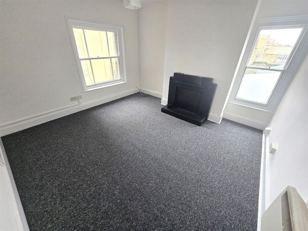 Property photo 2 of 6 Lounge