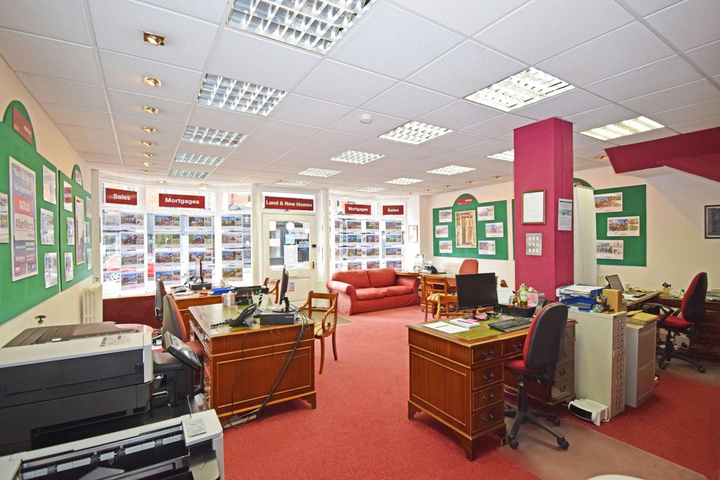 Property photo 2 of 10 18 High Street Front Office A.Jpg