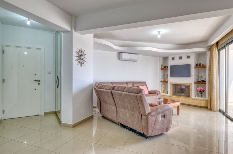 Property photo 2 of 22 Entrance And Lounge