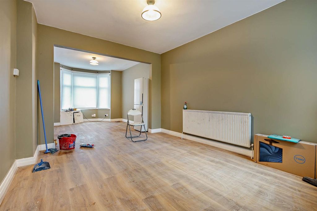 Property photo 3 of 9 8673587-Interior06-800.Jpg