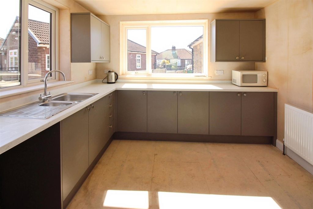 Property photo 3 of 12 Kitchen