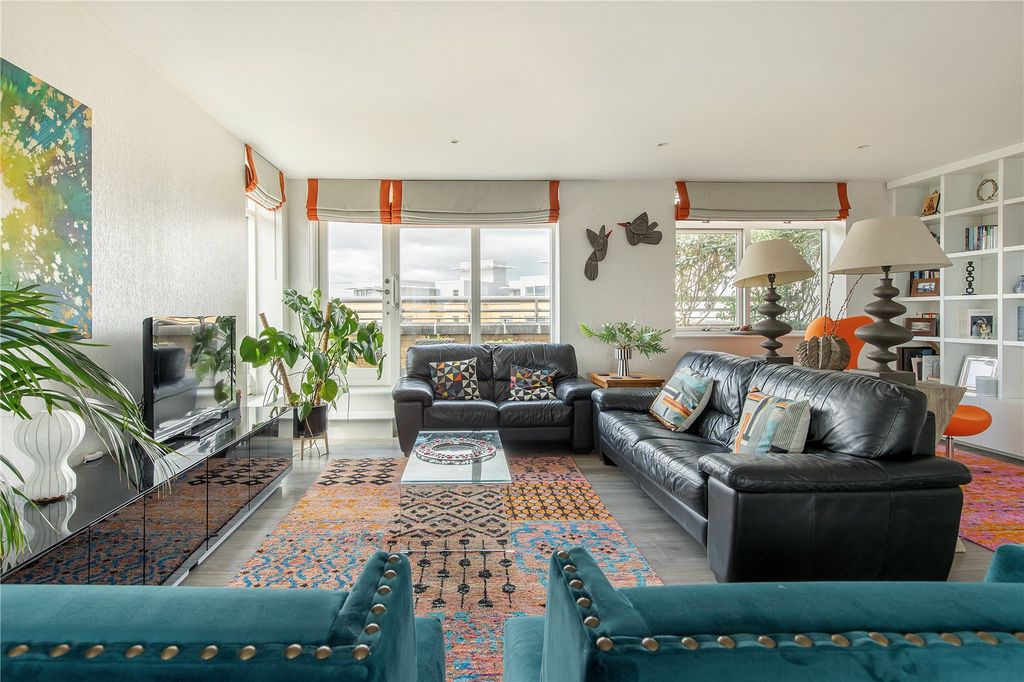 Property photo 3 of 17 Sitting Room